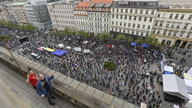 „Zrádce musí z Hradu.“ Tisíce lidí vyšly na protest proti Zemanovi